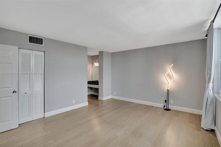 Building Photo - 2201 S Ocean Dr