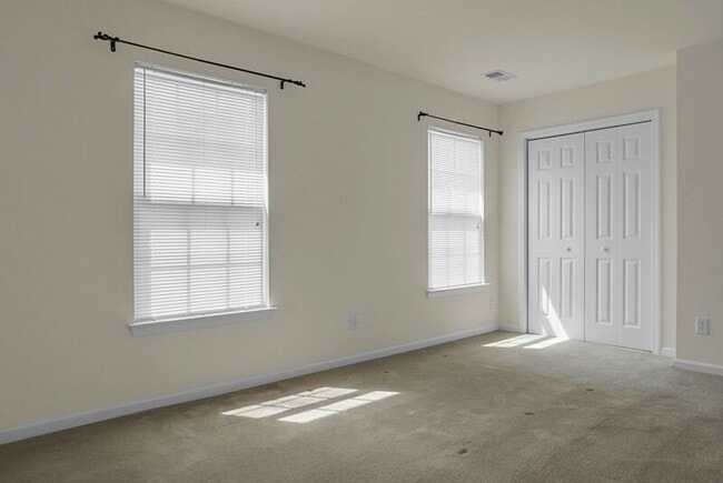 Building Photo - 215 Hemingway Cir