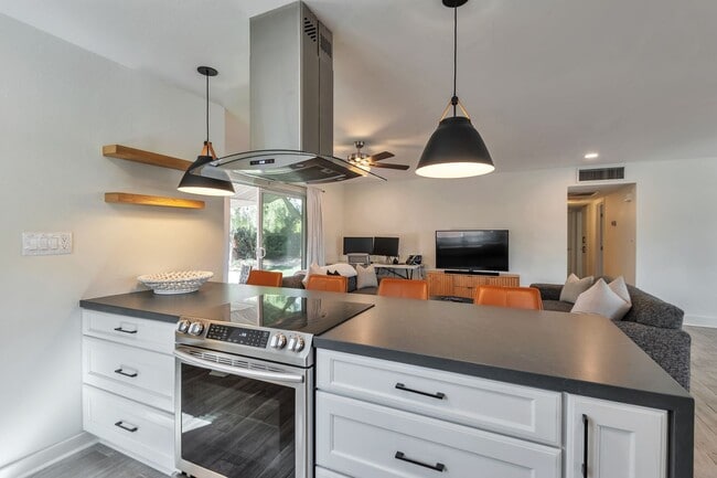 Building Photo - Updated and Spacious 3BED/2BATH Scottsdale Home