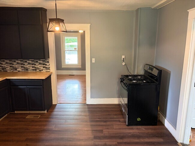 Building Photo - $900 move in special!