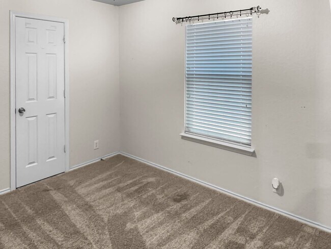 Building Photo - Immediate Move In Available