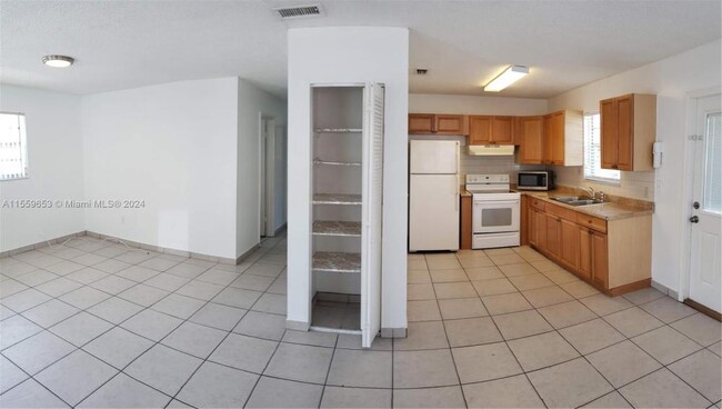 Building Photo - 2 bedroom in Hallandale FL 33009