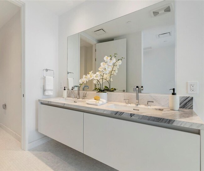 Building Photo - 777 NE 26th Ter