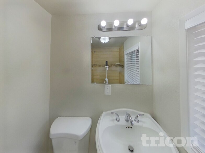 Building Photo - 4201 NE 51st St