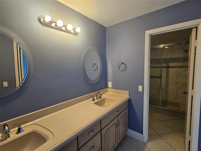 Building Photo - 633 Lake Point N Ln