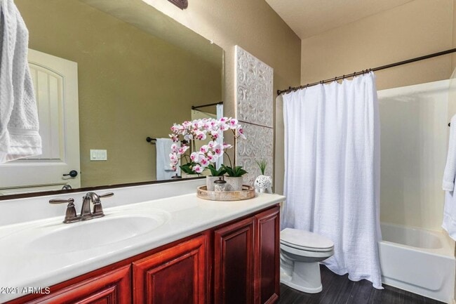 Building Photo - GORGEOUS home in THE KNOLLS at Power Ranch!