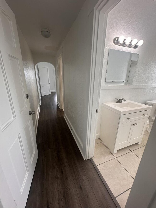 Building Photo - 215 S Seacrest Blvd