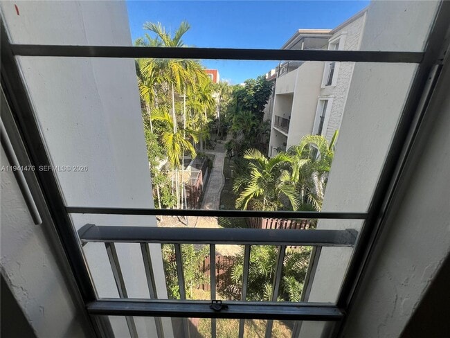 Building Photo - 6900 N Kendall Dr