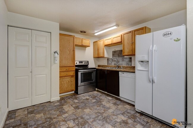 Building Photo - Charming 3 Bedroom Ranch Style Condo in East Anchorage – Ideal Location!