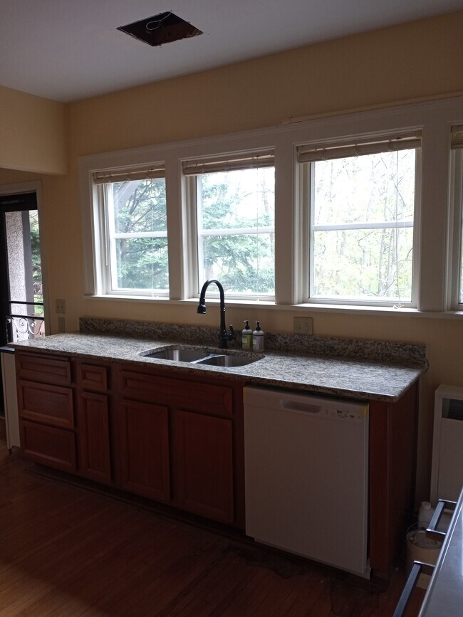 Building Photo - 630 E Holmes St