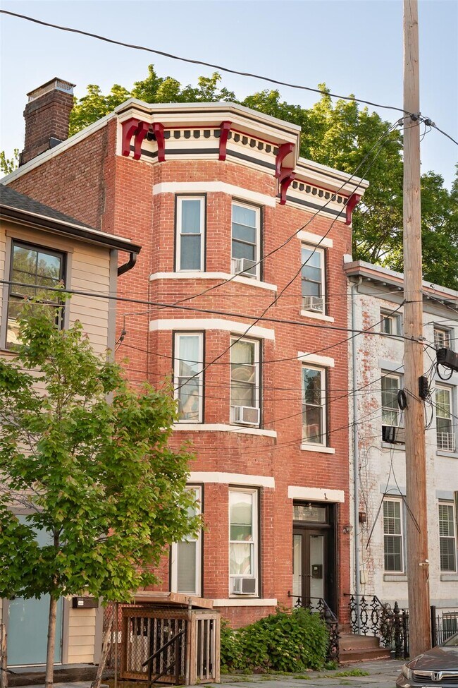 Building Photo - 175 Liberty St