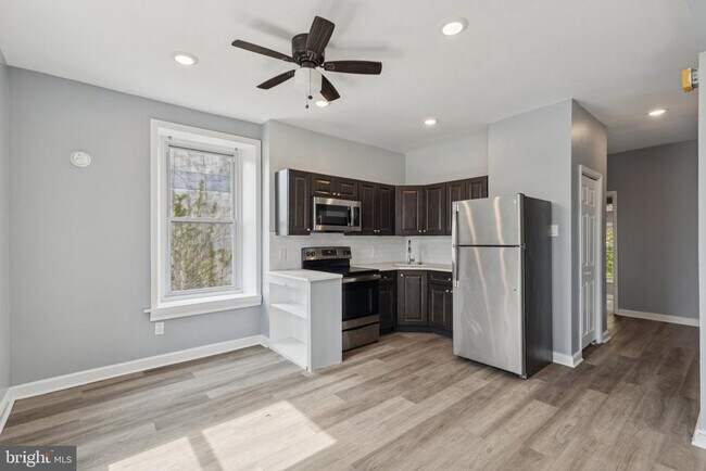 Building Photo - 21 E Price St