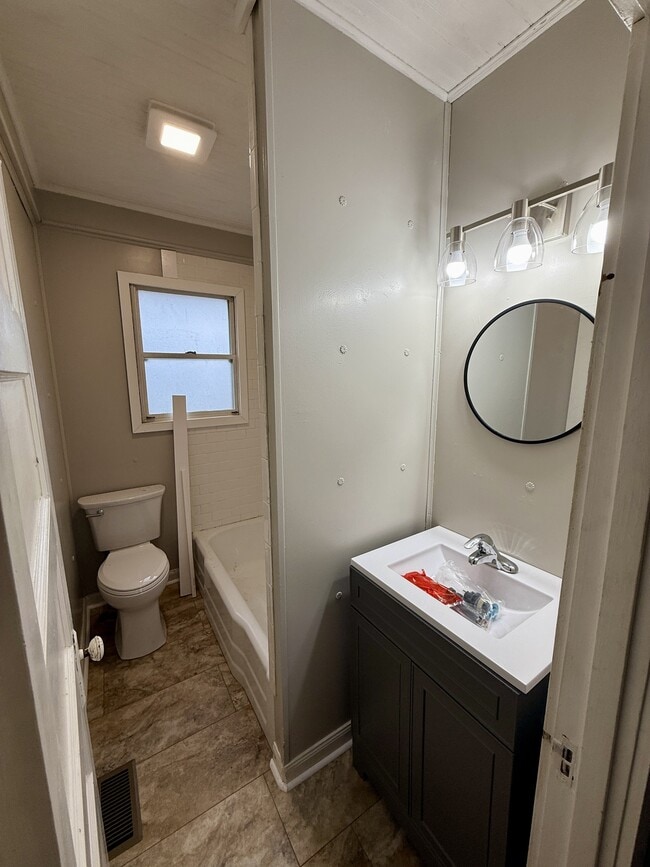 Building Photo - 906 Cherokee St