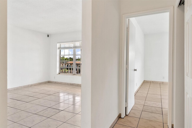 Building Photo - 1049 NW 30th Ct