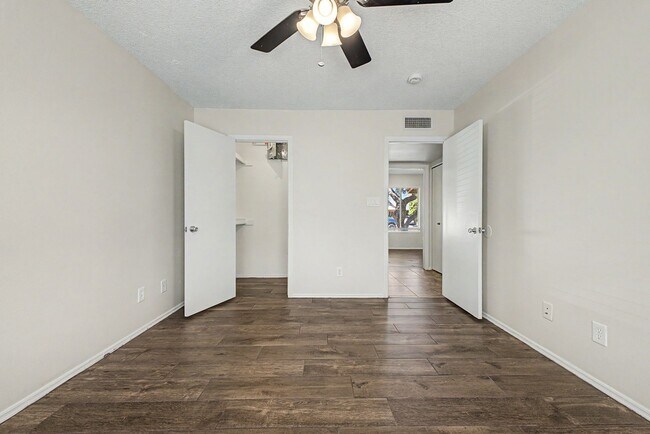 Building Photo - Beautiful 3 Bedroom Home with Large Grass Yard