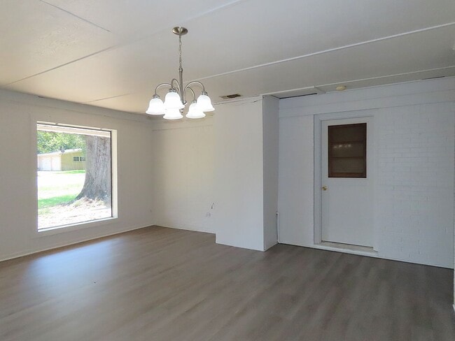 Building Photo - Lindale ISD, Spacious 3 Bedroom, 1 Bath House
