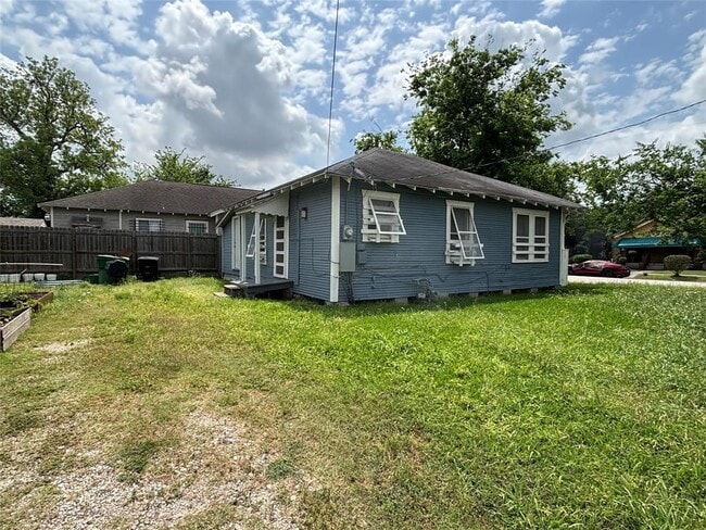 Primary Photo - 3301 Dennis St