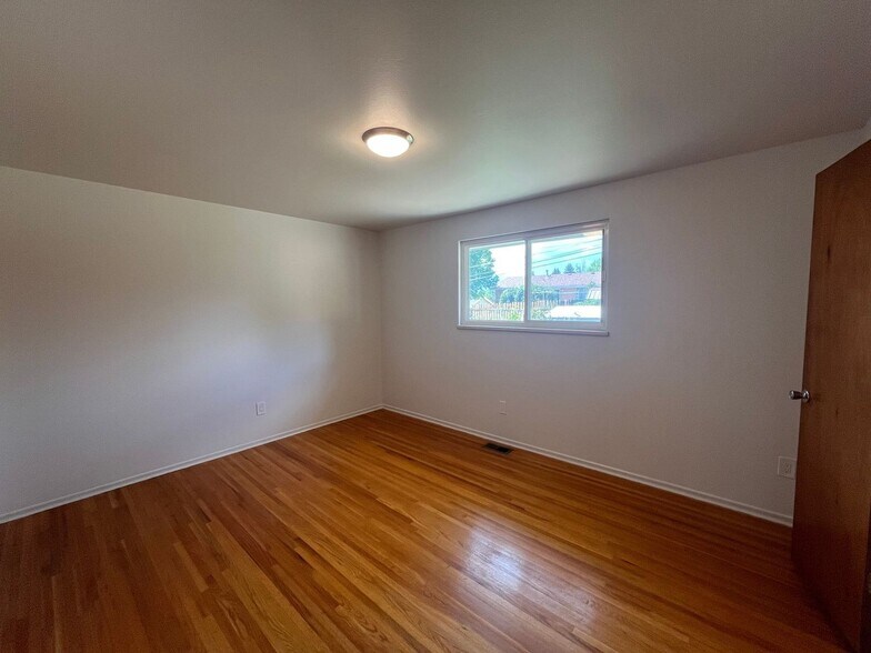 Building Photo - 226 Montclair St