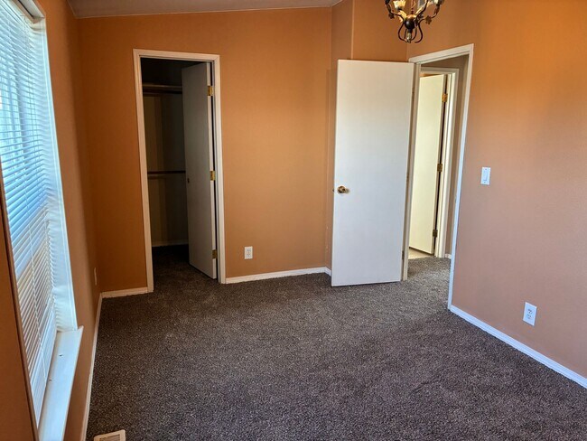 Building Photo - Country living, close to town!!!