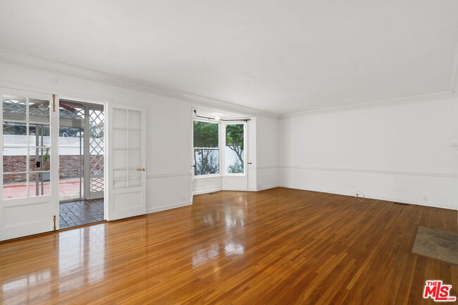 Building Photo - 234 S Roxbury Dr