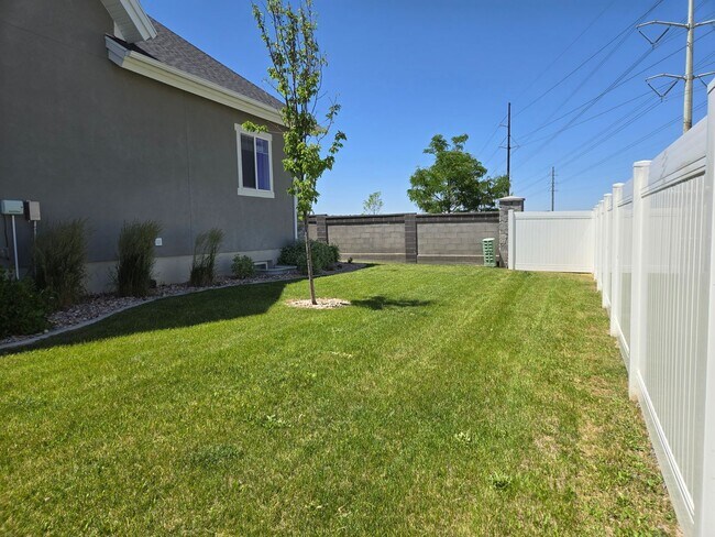 Building Photo - 2422 N Penstemon Wy