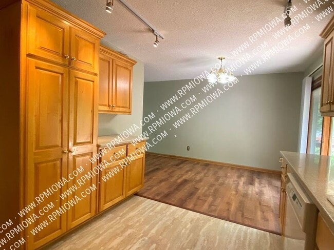 Building Photo - 713 SE Hackley Ave