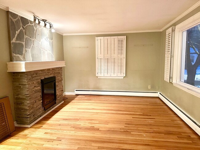 Building Photo - Updated 4 Bedroom House