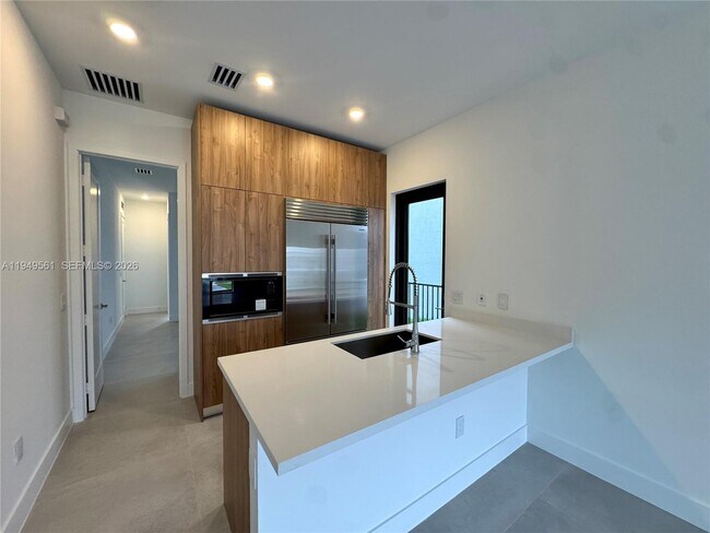 Building Photo - 19749 NE 16th Pl