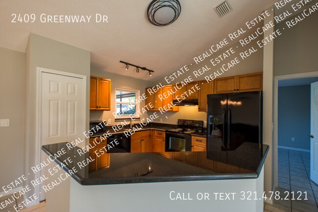 Building Photo - 2409 Greenway Dr