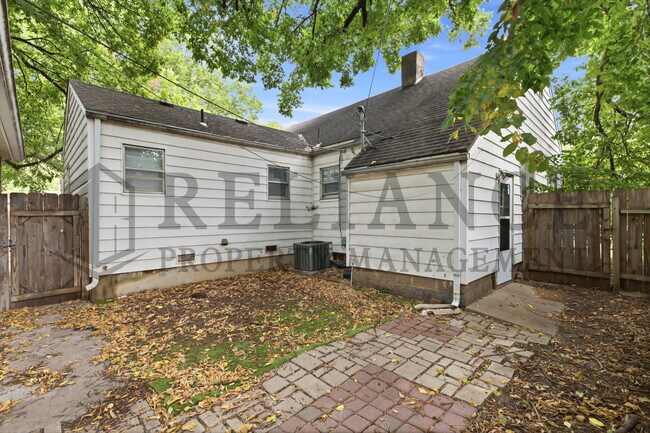 Building Photo - 703 S Grove Dr