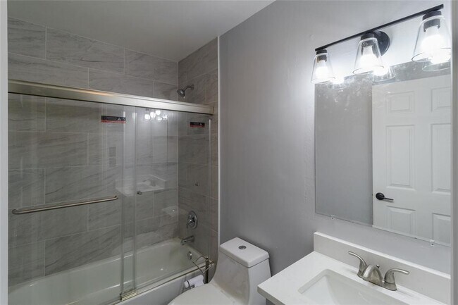 Building Photo - 5846 Castle Lk Dr