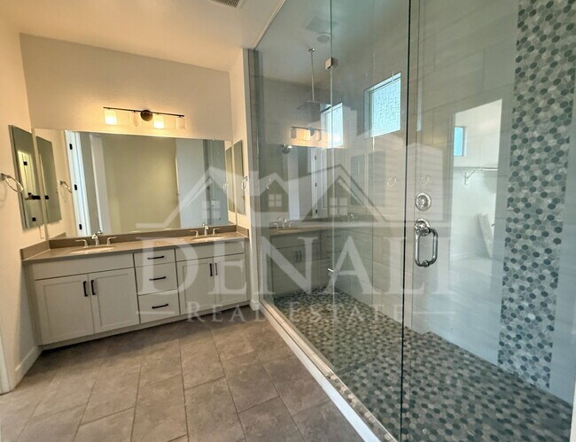 Building Photo - 1447 E Flower St