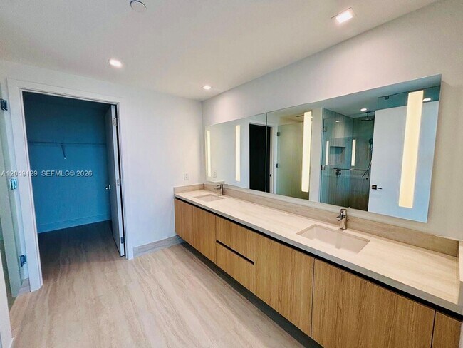 Building Photo - 2411 Laguna Cir