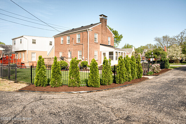 Building Photo - 2418 Brighton Dr