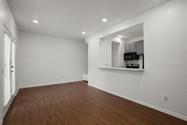 Building Photo - 1006 1/2 W 22nd St