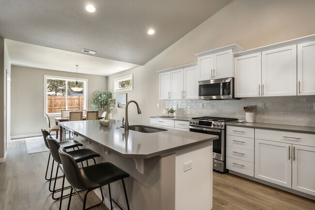 Building Photo - Spacious 4 Bedroom Gem with Private Backya...