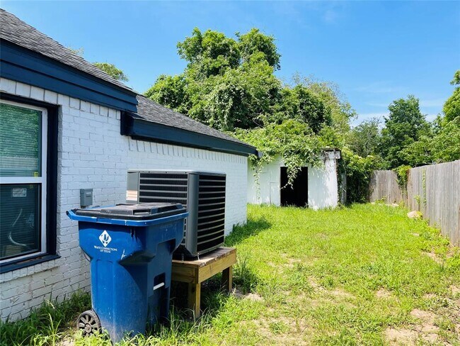 Building Photo - 506 N Hackberry St