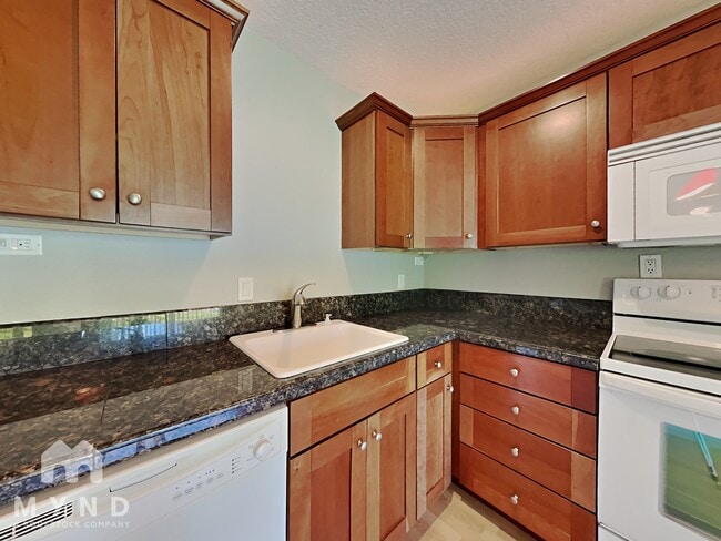 Building Photo - 200 SW Florence Ave