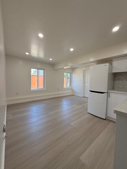 Primary Photo - 4636 Cabrillo St