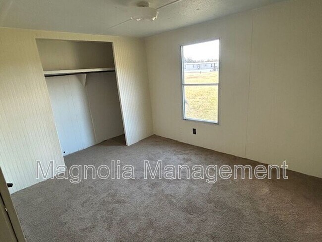 Building Photo - 127 Country Oak Dr