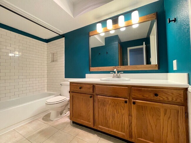 Building Photo - Cozy Townhome Minutes to the Chisholm Trai...