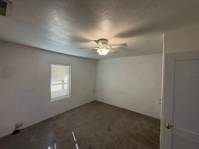 Building Photo - 2 Bed 2 Bath Home