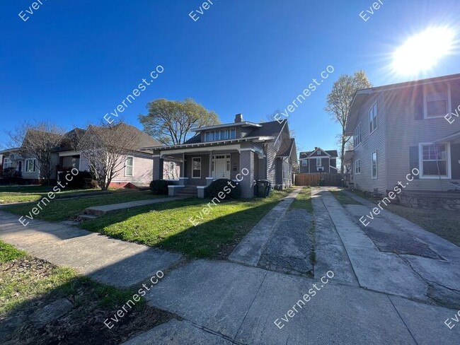 Building Photo - 1921 S Summit St