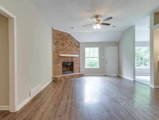 Building Photo - Fully Renovated 3BD/2BA!