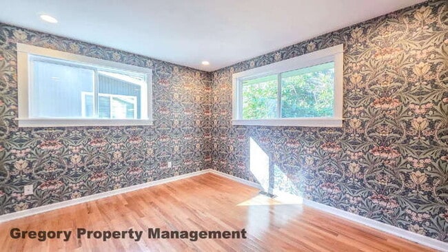 Building Photo - Spacious 5-Bedroom Kirkland Home – Daylight Basement, RV Parking, Quiet Private Drive & Top Schools!