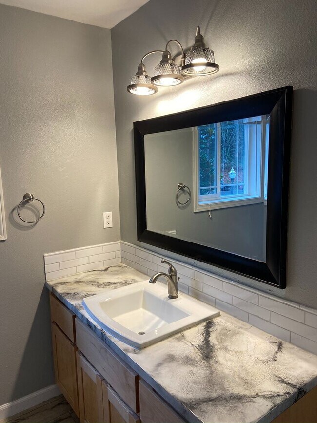 Building Photo - Wonderful 3B/2.5Ba Home that Backs to Peac...