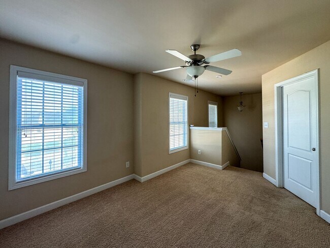 Building Photo - Beautifully Maintained 3 Bed 2.5 Bath West Gate Home