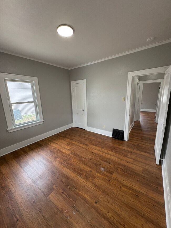 Building Photo - 2 Bedroom / 1 Bathroom Home for Rent!