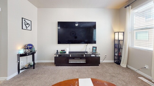 Building Photo - Spacious Townhome - 4 Bedrooms/3 Baths in South Jordan