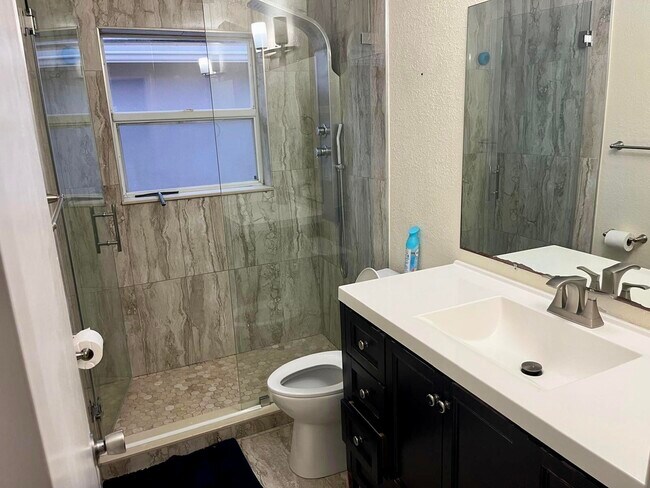 Building Photo - 1622 S Club Dr